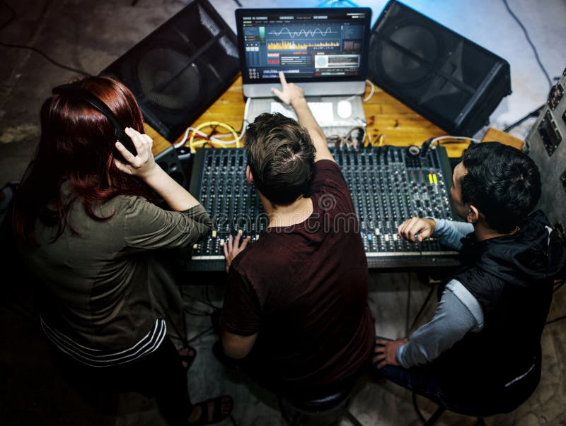 Groupe de personnes à une station de mixeur son photographie stock Groupe de personnes à une station de mixeur son photographie stock