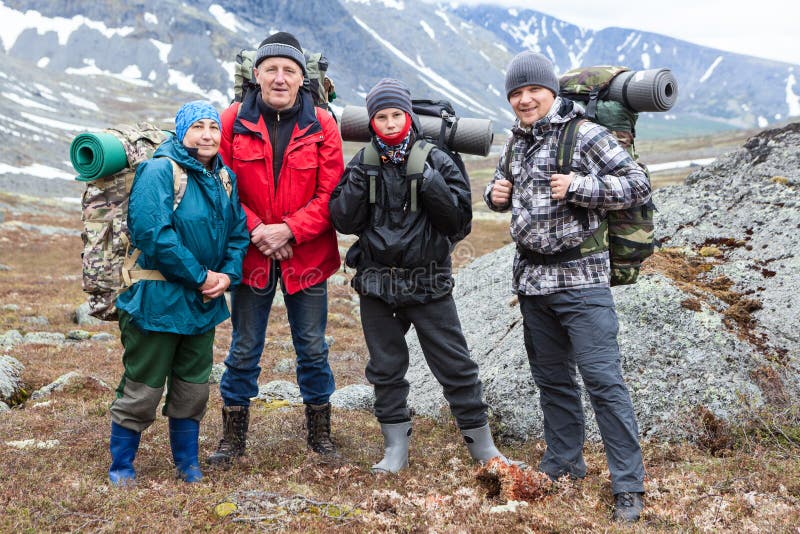 Groupe de randonneurs avec les ajouter supérieurs de sacs à dos le portrait heureux d'alpinistes de jeunes et adultes hommes