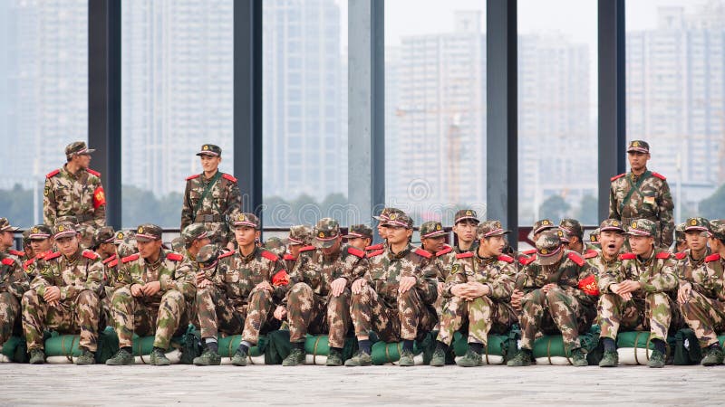 Groupe de recrues chinoises attendant le transport, Changhaï, Chine photos libres de droits Groupe de recrues chinoises attendant le transport, Changhaï, Chine photos libres de droits