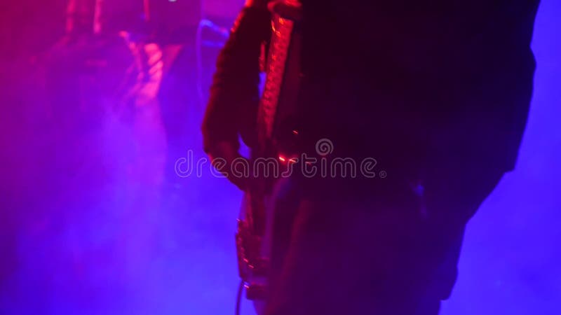 Groupe de rock de concert - guitare électrique - effectuez la fumée à l'arrière-plan banque de vidéos