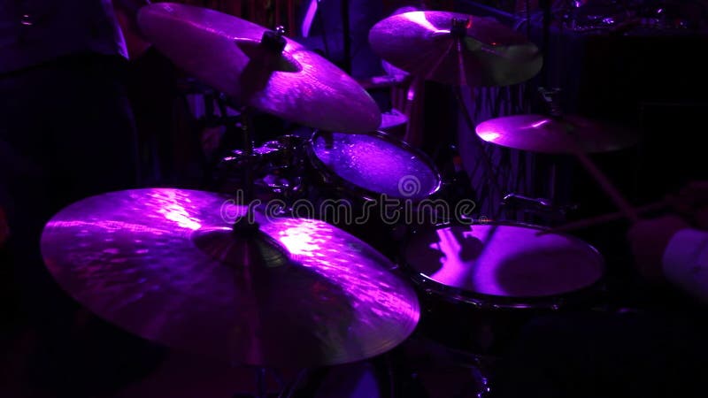 Groupe de rock exécutant dans une boîte de nuit clips vidéos