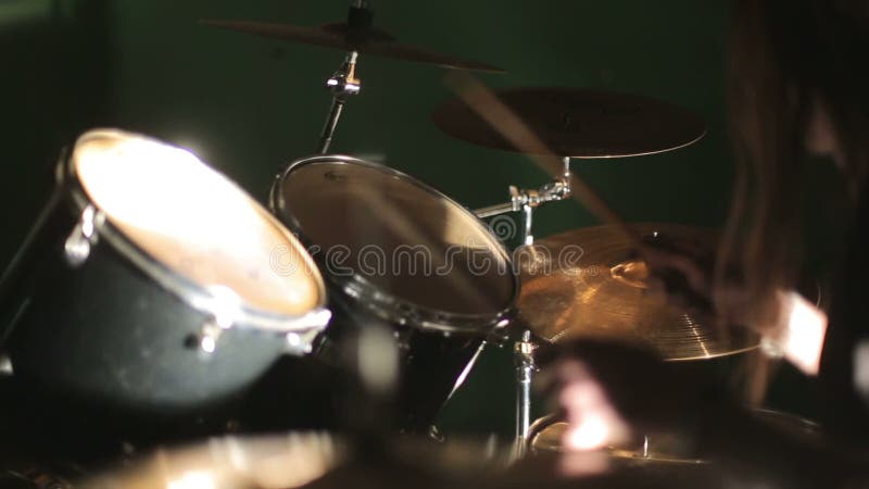 Groupe de rock exécutant sur le groupe de rock de métal lourd d'étape clips vidéos