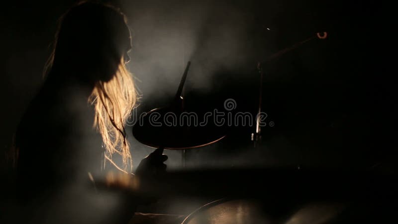 Groupe de rock exécutant sur le groupe de rock de métal lourd d'étape banque de vidéos