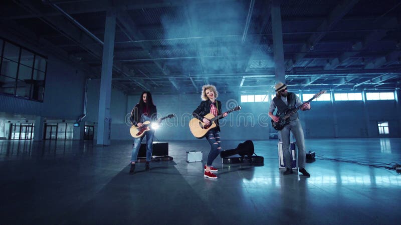 Groupe de rock exécutant tout en tirant la vidéo musicale banque de vidéos