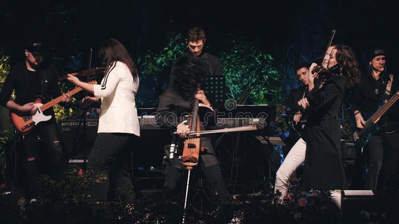 Groupe de rock frais avec trois violonistes dans le premier plan clips vidéos