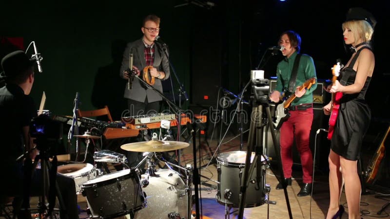 Groupe de rock de quatre membres jouent et chantent dans moderne banque de vidéos