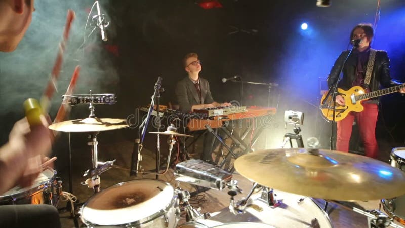 Groupe de rock de quatre membres travaillent en boîte de nuit avec banque de vidéos