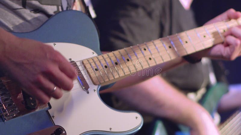 Groupe de rock sur l'étape, la guitare électrique et la guitare basse jouant de concert banque de vidéos