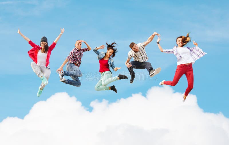 Groupe De Sauter Les Amis Adolescents Heureux Photo stock Image du