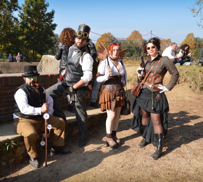 Groupe de Steampunk aux bandes dessinées et aux jeux 2014 de Lucques images stock Groupe de Steampunk aux bandes dessinées et aux jeux 2014 de Lucques images stock