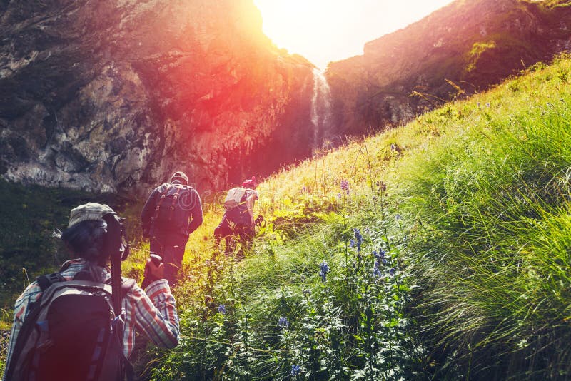 Groupe de touristes de randonneurs marchant vers le haut à la cascade Concept extérieur d'aventure de voyage