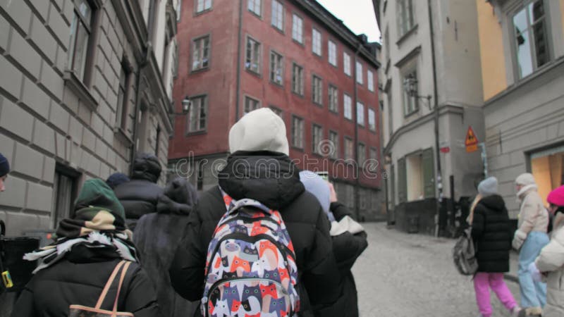 Groupe de touristes se promenant dans les ruelles du centre de stockholm