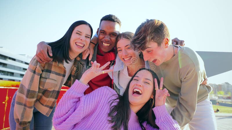 Groupe de vrais adolescents multiraciaux s'amusant ensemble et posant pour un portrait. jeunes amis souriant et riant banque de vidéos