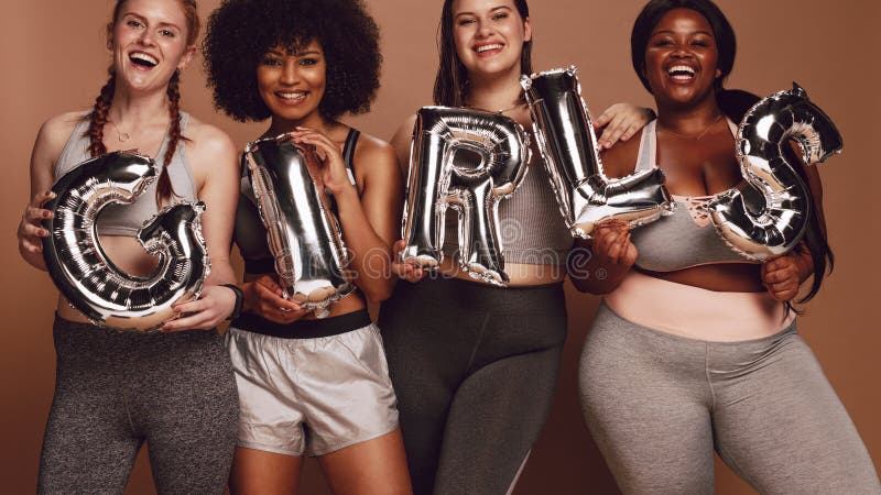 Groupe divers de femmes avec le mot de fille dans des lettres de ballon images libres de droits