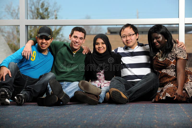 Groupe divers des jeunes photographie stock Groupe divers des jeunes photographie stock