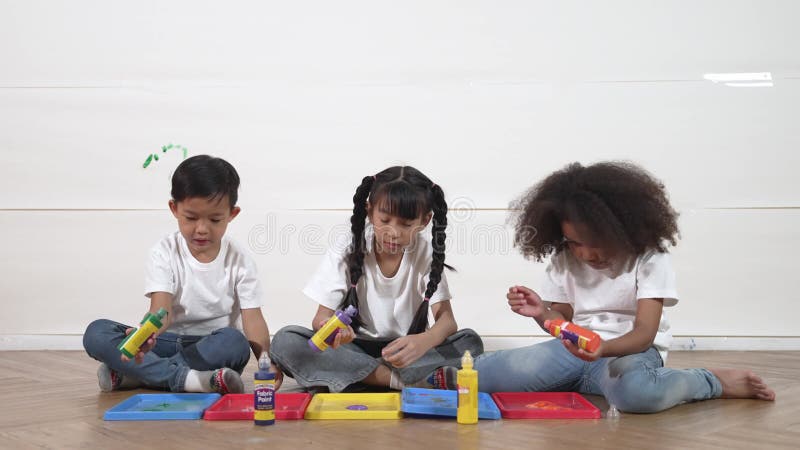 Groupe diversifié de jeunes étudiants mélangeant la couleur tout en s'asseyant ensemble. érudition. clips vidéos