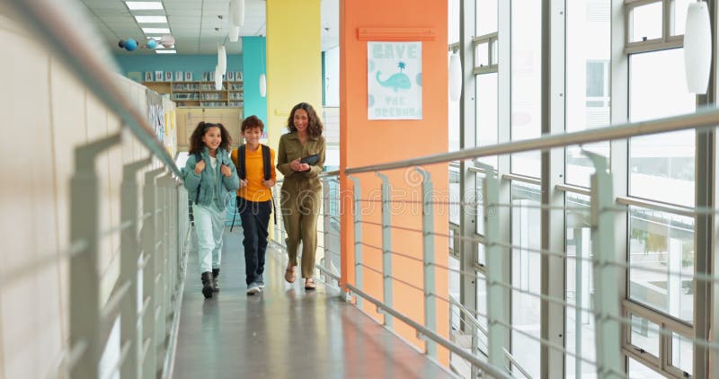Groupe enfants et enseignant avec sourire et sac à dos pour ensemble sur le campus ou l'académie. étudiante clips vidéos