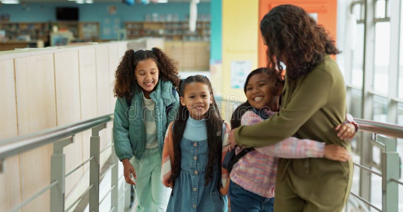 Groupe enfants et enseignant avec un sourire serré et sac à dos pour ensemble sur le campus ou l'académie. étudiante femme et heur banque de vidéos