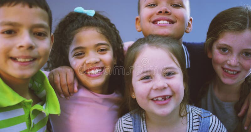Groupe enfants et sourire avec des amis pour le bonheur et la diversité dehors avec soutien. enfants ensemble et heureux avec banque de vidéos