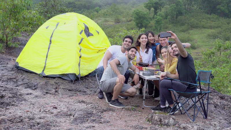 Groupe heureux d'amis en tenant un sac à dos de photo pour voyager aventure dans le touriste d'été et prendre une photo avec le té clips vidéos