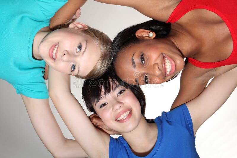Groupe heureux de groupe par des filles d'étudiant de chemin mélangé photo stock Groupe heureux de groupe par des filles d'étudiant de chemin mélangé photo stock