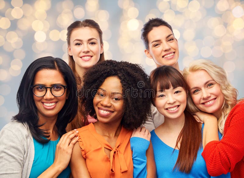 Groupe international d'étreindre heureux de femmes