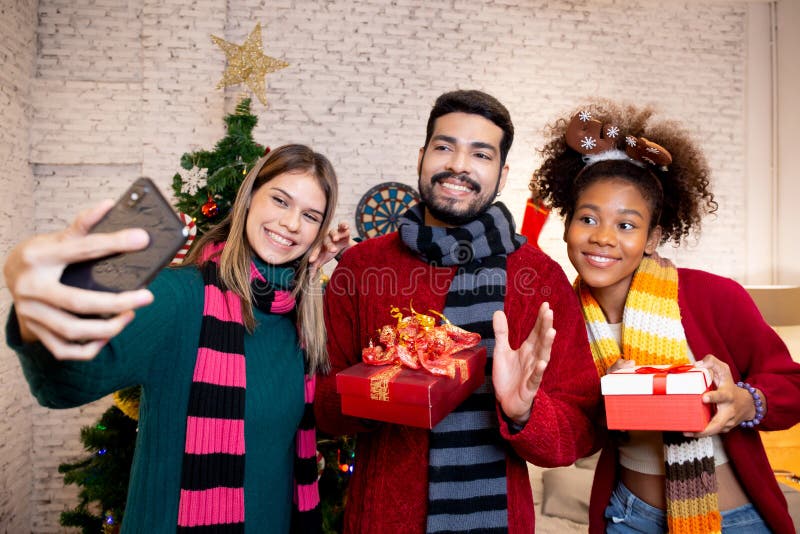 Groupe jeunes amis prendre selfie avec excité et profiter avec smartphone ensemble à la maison. photos stock
