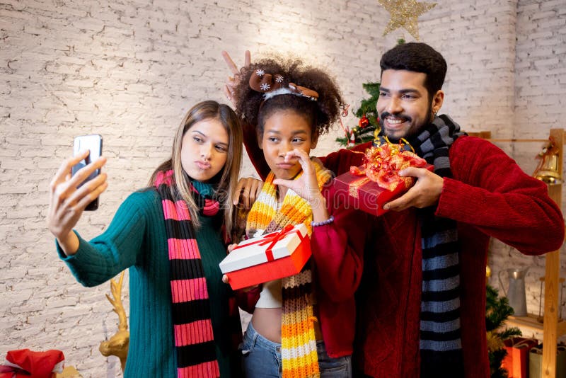 Groupe jeunes amis prendre selfie avec excité et profiter avec smartphone ensemble à la maison. photographie stock