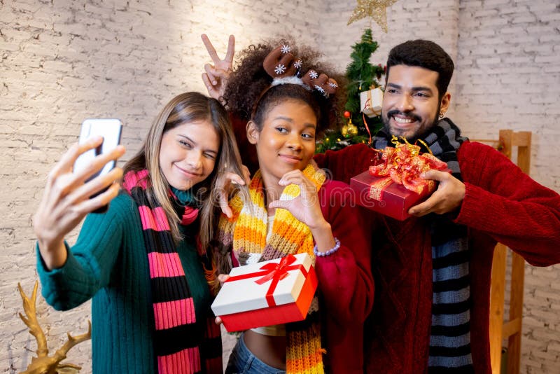 Groupe jeunes amis prendre selfie avec excité et profiter avec smartphone ensemble à la maison. image stock