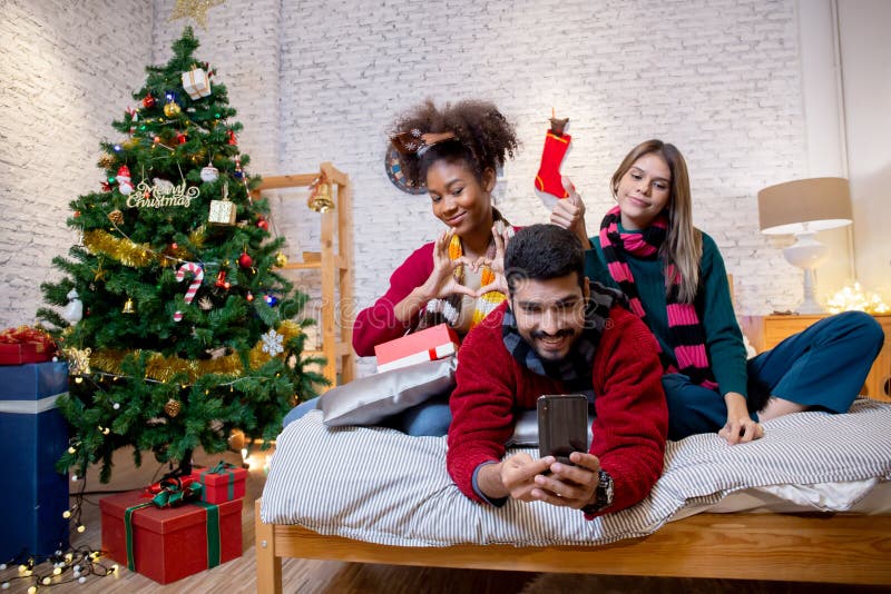 Groupe jeunes amis prendre selfie avec excité et profiter avec smartphone ensemble à la maison. photo stock