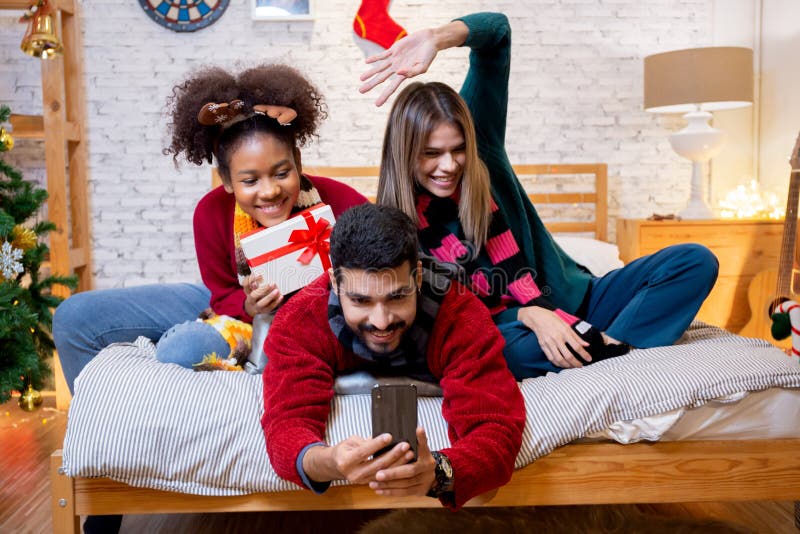 Groupe jeunes amis prendre selfie avec excité et profiter avec smartphone ensemble à la maison. photographie stock libre de droits