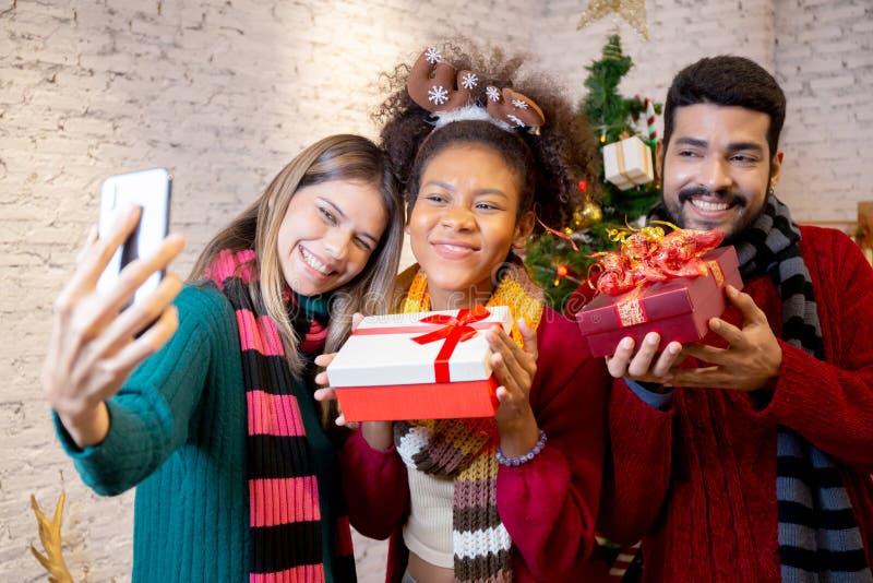 Groupe jeunes amis prendre selfie avec excité et profiter avec smartphone ensemble à la maison. image libre de droits