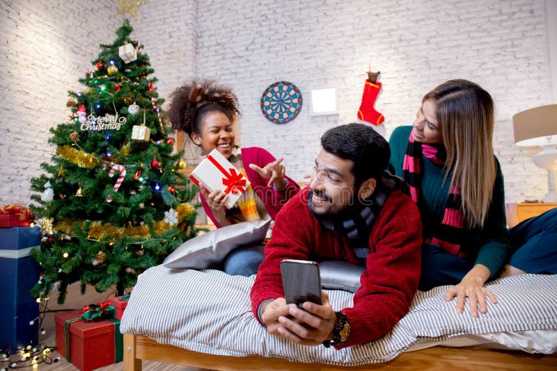 Groupe jeunes amis prendre selfie avec excité et profiter avec smartphone ensemble à la maison. images stock