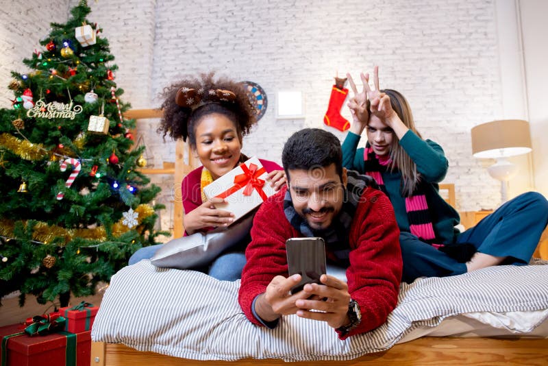 Groupe jeunes amis prendre selfie avec excité et profiter avec smartphone ensemble à la maison. photographie stock libre de droits