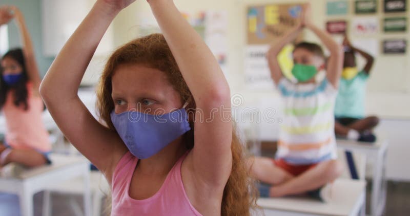 Groupe multiethnique d'écoliers portant des masques. éducation retour à l'école santé sécurité durée banque de vidéos