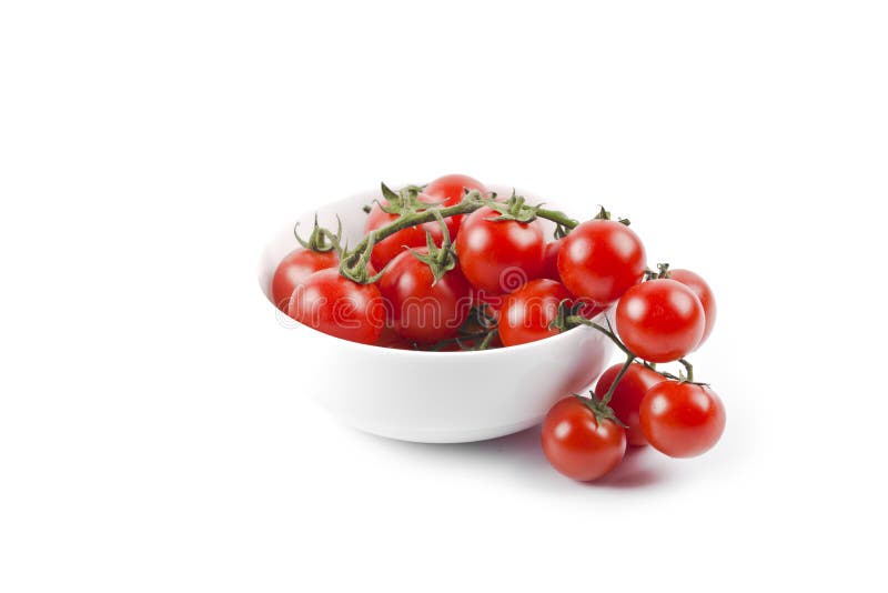 Groupe organique frais de tomates-cerises sur la cuvette en céramique images libres de droits Groupe organique frais de tomates-cerises sur la cuvette en céramique images libres de droits