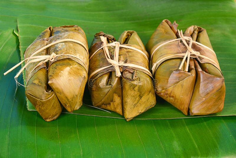 Groupe thaïlandais de bonbons de bouillie de maïs sur la feuille de banane image libre de droits Groupe thaïlandais de bonbons de bouillie de maïs sur la feuille de banane image libre de droits
