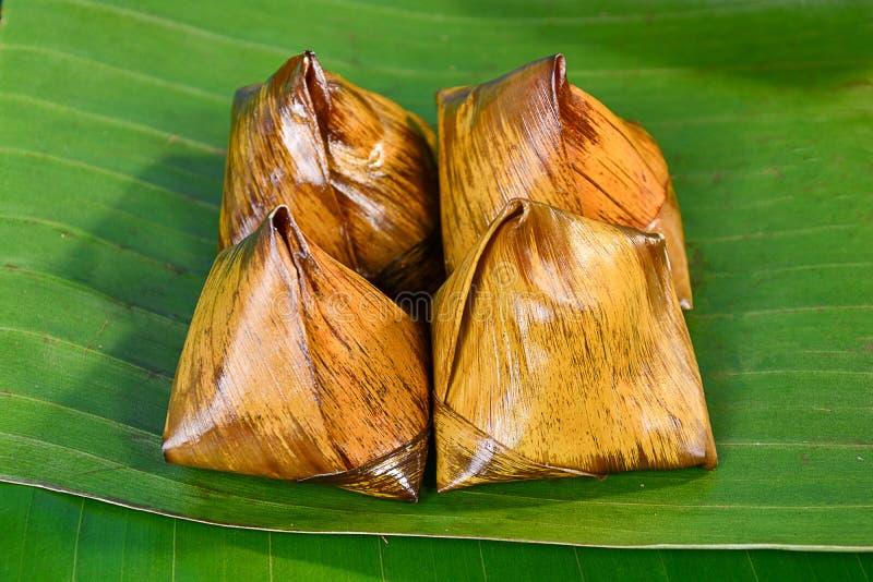 Groupe thaïlandais de bonbons de bouillie de maïs sur la feuille de banane photographie stock Groupe thaïlandais de bonbons de bouillie de maïs sur la feuille de banane photographie stock