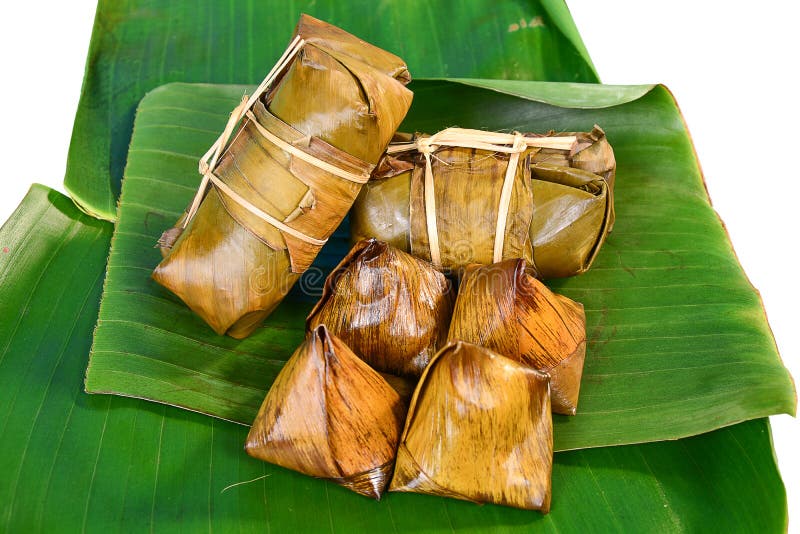 Groupe thaïlandais de bonbons de bouillie de maïs sur la feuille de banane photo stock Groupe thaïlandais de bonbons de bouillie de maïs sur la feuille de banane photo stock