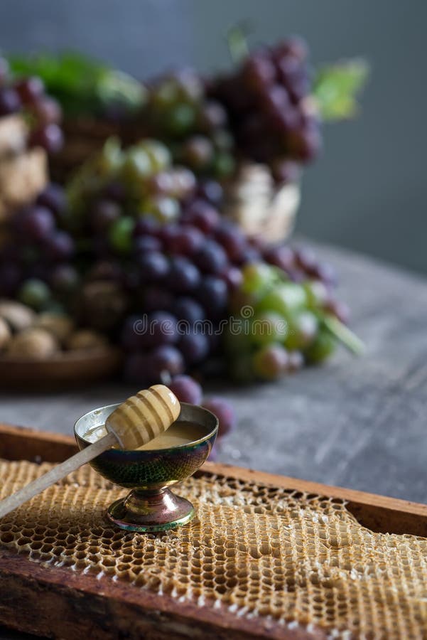 Groupes lilas et verts de raisins et de miel doux frais photo stock Groupes lilas et verts de raisins et de miel doux frais photo stock