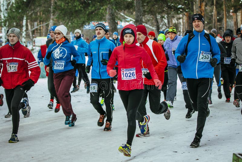Groupez l'athlète, les jeunes filles et le groupe de course d'hommes du début image libre de droits Groupez l'athlète, les jeunes filles et le groupe de course d'hommes du début image libre de droits