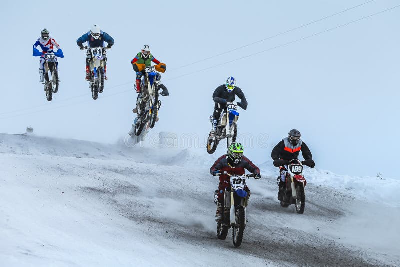 Groupez l'équitation de coureur de moto sur la montagne couverte de neige après début images stock Groupez l'équitation de coureur de moto sur la montagne couverte de neige après début images stock