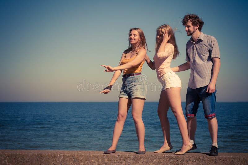 Groupez les filles du garçon deux d'amis ayant l'amusement extérieur photographie stock libre de droits Groupez les filles du garçon deux d'amis ayant l'amusement extérieur photographie stock libre de droits