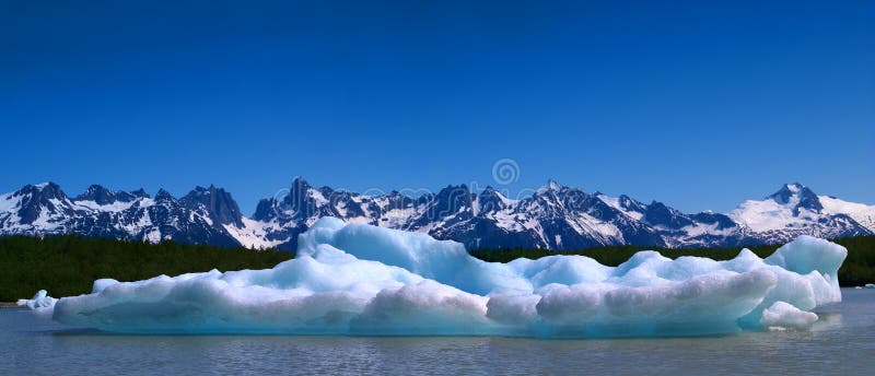 Filato, quale è un acqua dolce ghiacciaio, contro montagna allineare,.