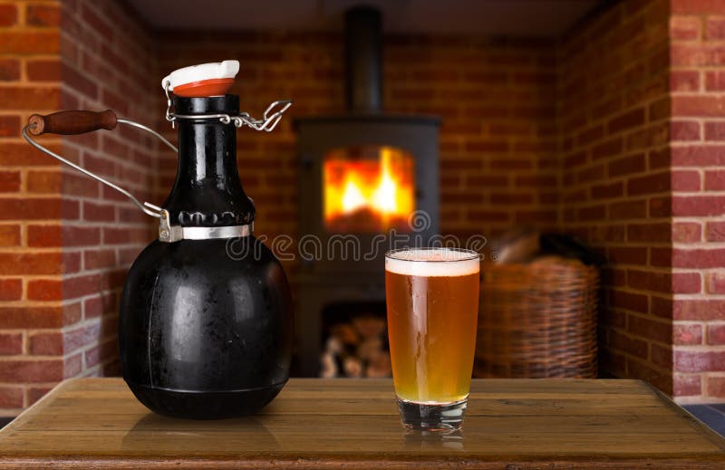 Growler и стекло пива дома стоковые изображения rf