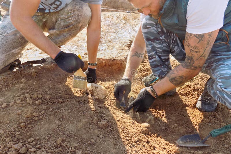 Groznii, tschetschenische Republik, Russland - Okt 2018: Archäologische Aushöhlungen Zwei Archäologen mit den Werkzeugen, die For lizenzfreies stockfoto Groznii, tschetschenische Republik, Russland - Okt 2018: Archäologische Aushöhlungen Zwei Archäologen mit den Werkzeugen, die For lizenzfreies stockfoto