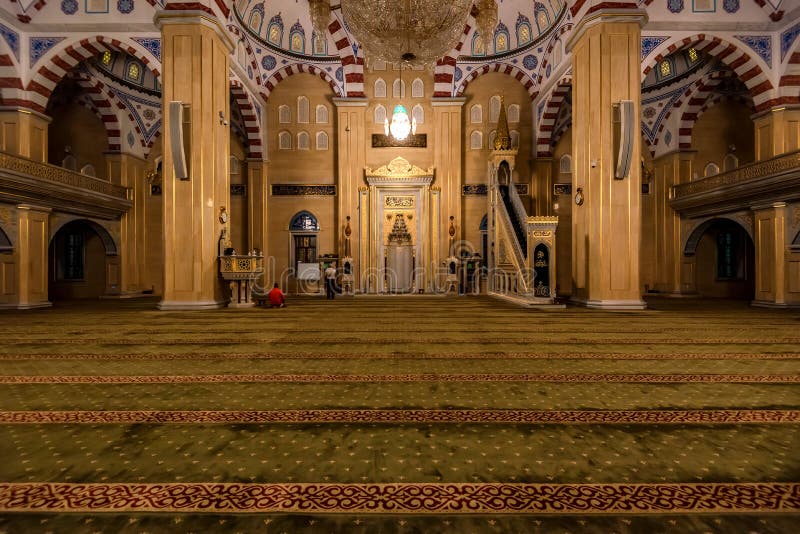 GROZNY, RÚSSIA - 9 DE JULHO DE 2017: Akhmad Kadyrov Mosque interno em Grozny, Rússia