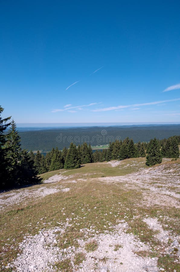 Großartige Ansichten von den Schweizer Jura-Bergen lizenzfreie stockbilder Großartige Ansichten von den Schweizer Jura-Bergen lizenzfreie stockbilder