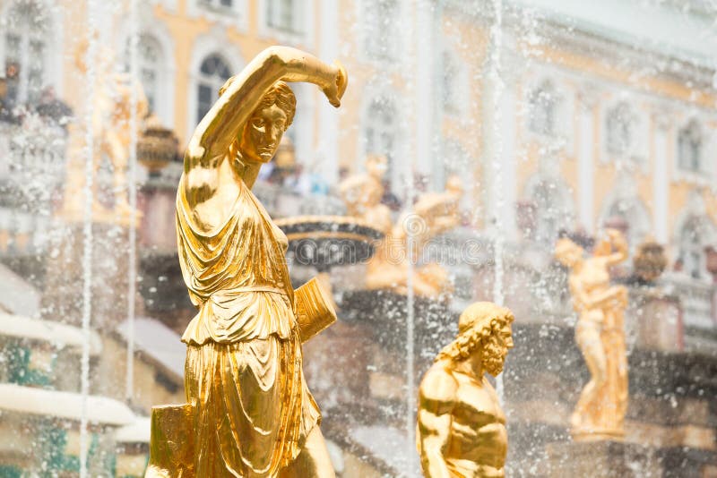 Großartige Kaskade-Brunnen am Peterhof Palast stockfotos Großartige Kaskade-Brunnen am Peterhof Palast stockfotos