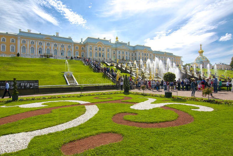 Großartige Kaskade des Peterhof Palast- und Samson-Brunnens, St Petersburg, Russland stockfoto Großartige Kaskade des Peterhof Palast- und Samson-Brunnens, St Petersburg, Russland stockfoto